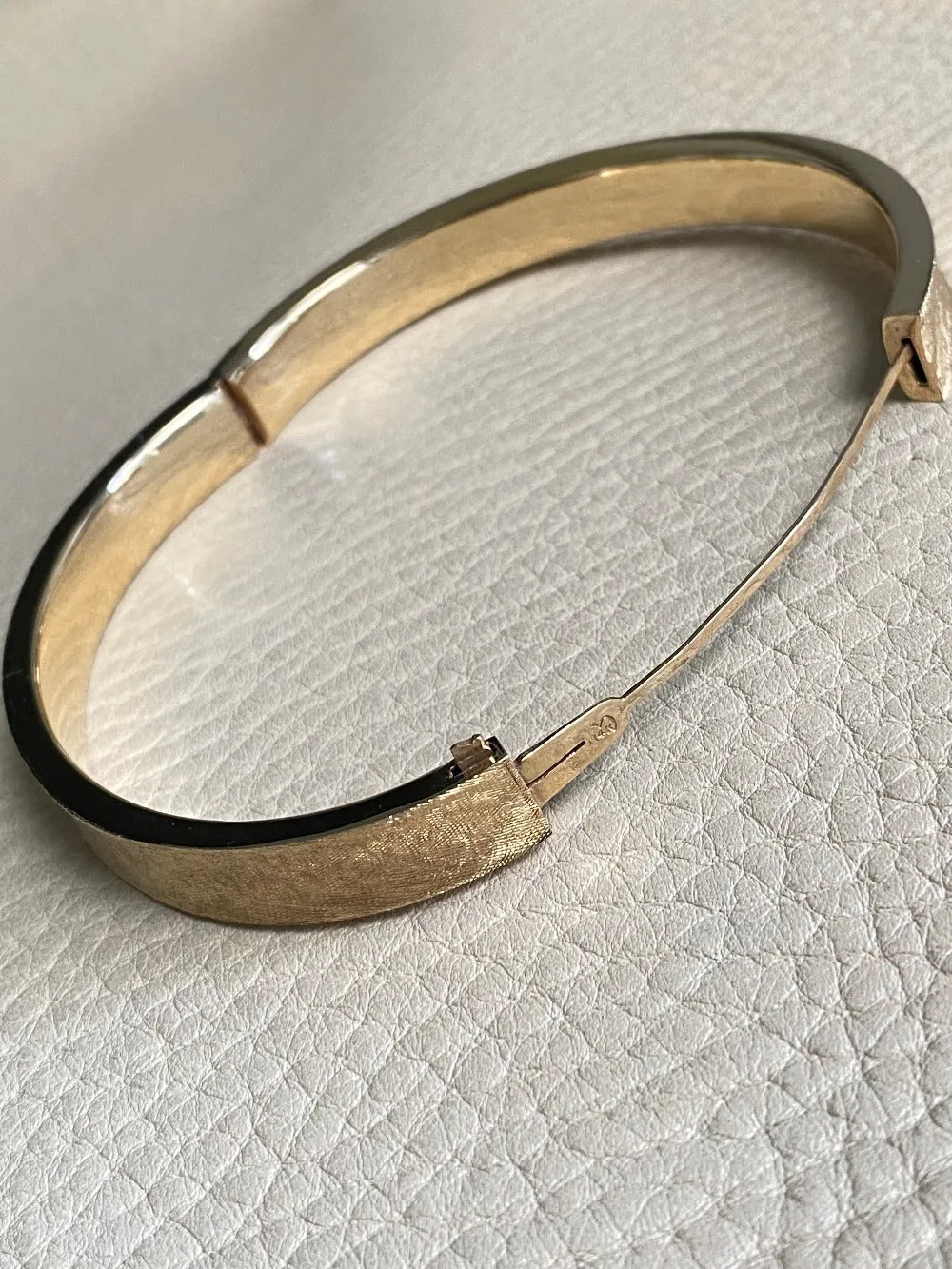 A beauty! 14k gold textured hinged bangle bracelet - 6.9 inch interior