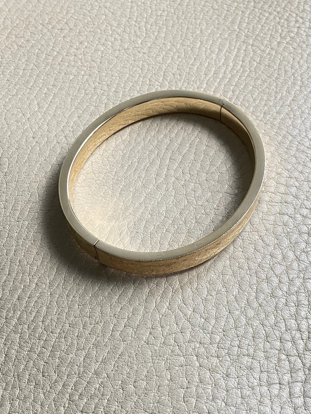 A beauty! 14k gold textured hinged bangle bracelet - 6.9 inch interior