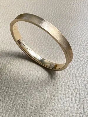 A beauty! 14k gold textured hinged bangle bracelet - 6.9 inch interior