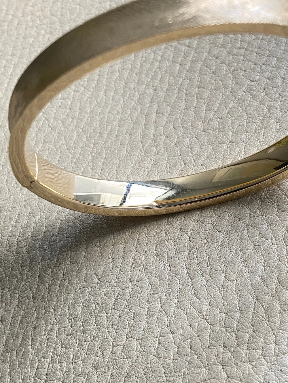 A beauty! 14k gold textured hinged bangle bracelet - 6.9 inch interior