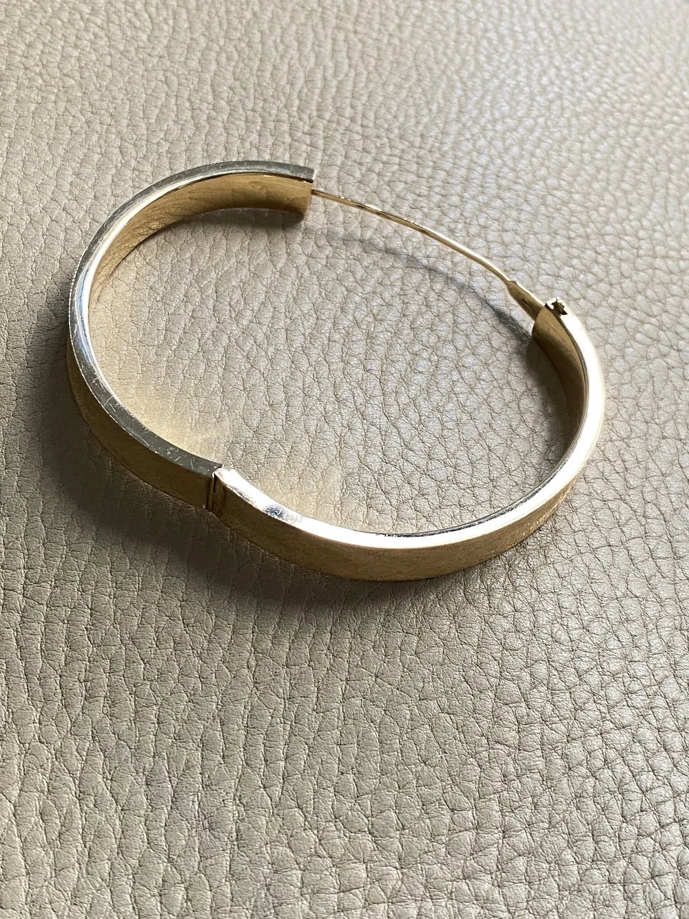 A beauty! 14k gold textured hinged bangle bracelet - 6.9 inch interior
