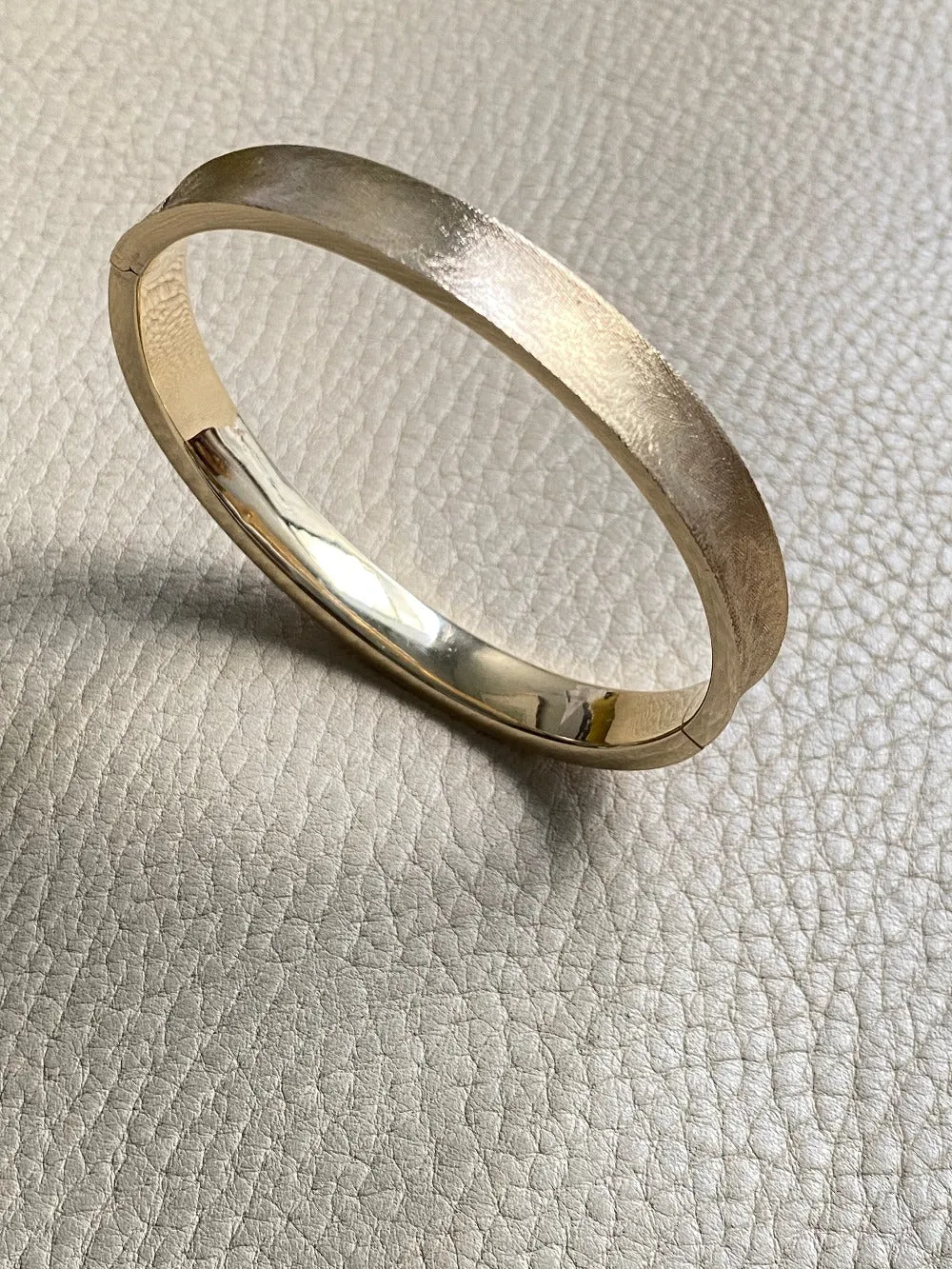 A beauty! 14k gold textured hinged bangle bracelet - 6.9 inch interior