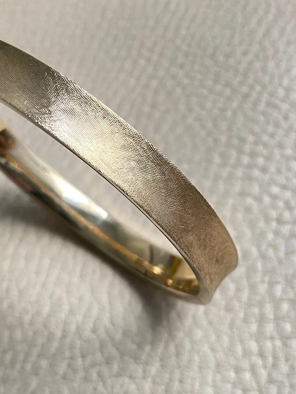 A beauty! 14k gold textured hinged bangle bracelet - 6.9 inch interior