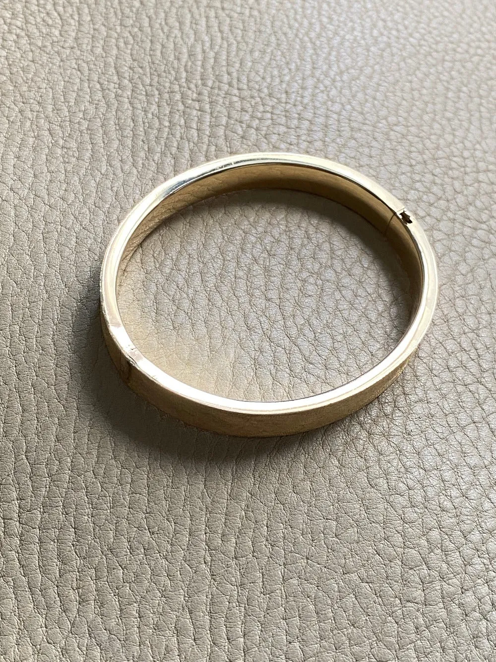 A beauty! 14k gold textured hinged bangle bracelet - 6.9 inch interior