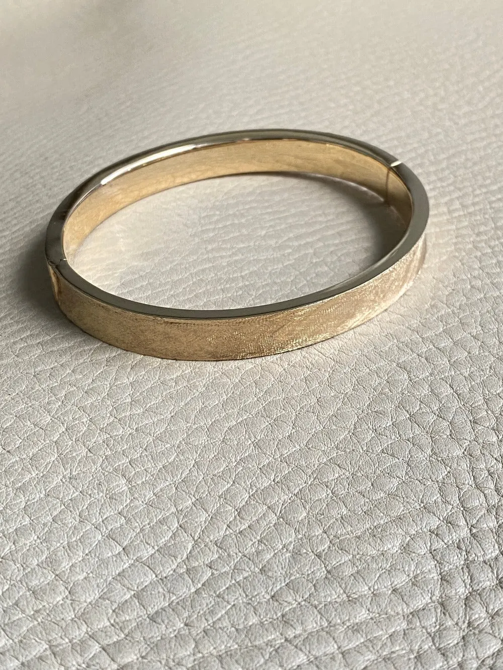 A beauty! 14k gold textured hinged bangle bracelet - 6.9 inch interior