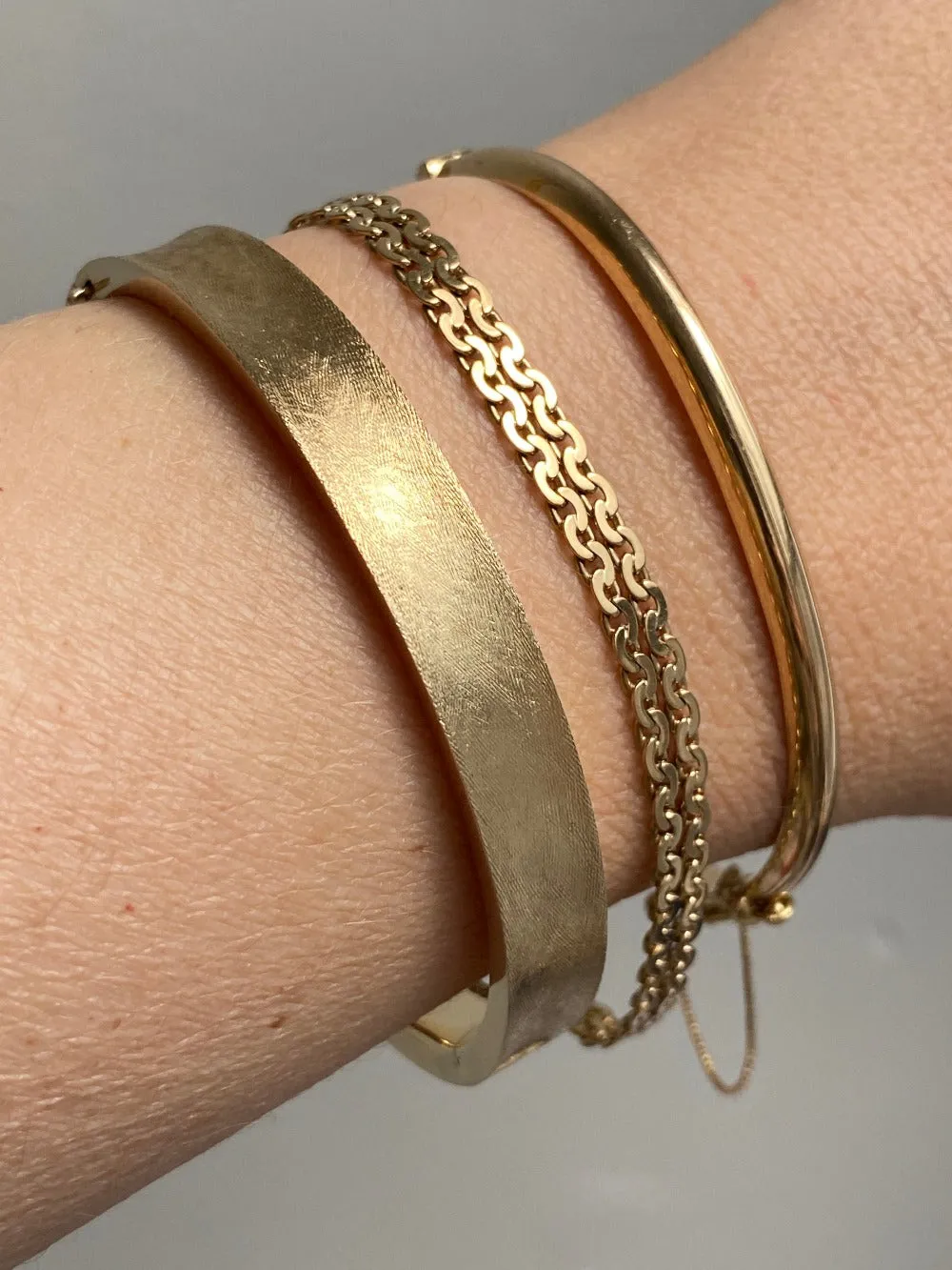 A beauty! 14k gold textured hinged bangle bracelet - 6.9 inch interior