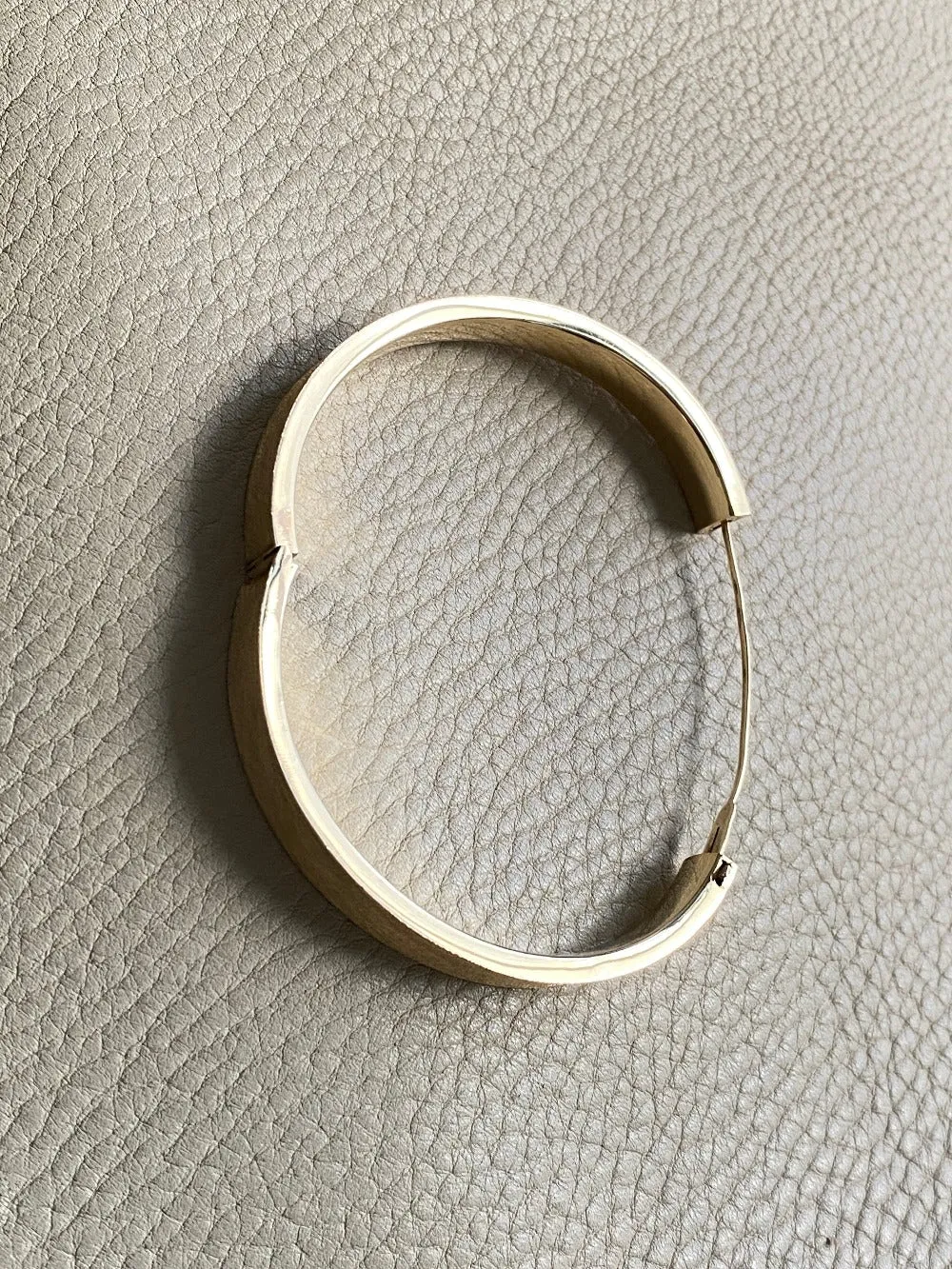 A beauty! 14k gold textured hinged bangle bracelet - 6.9 inch interior