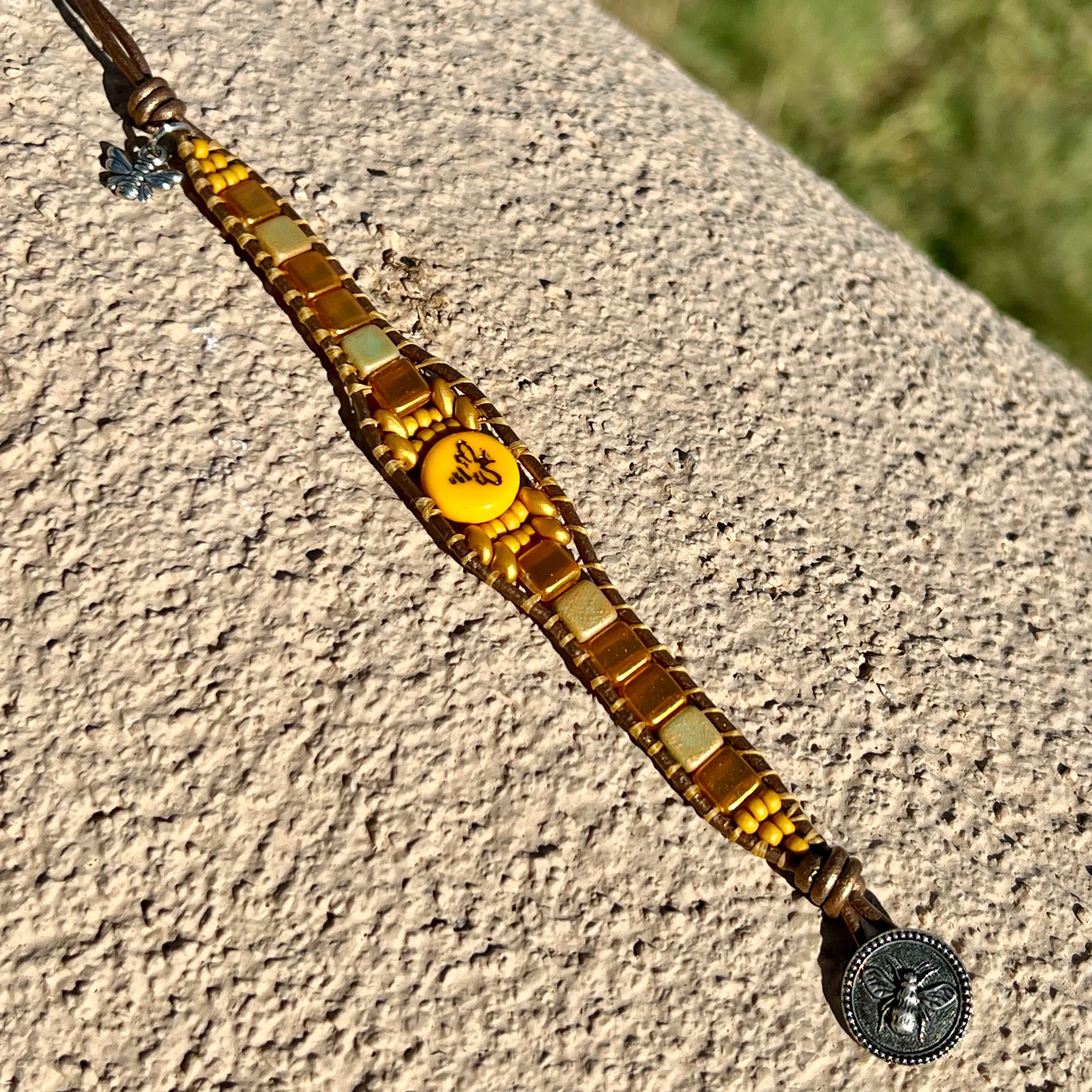 Beaded bee bracelet (Gold)
