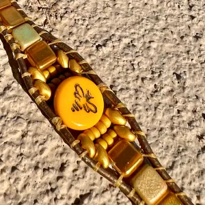 Beaded bee bracelet (Gold)