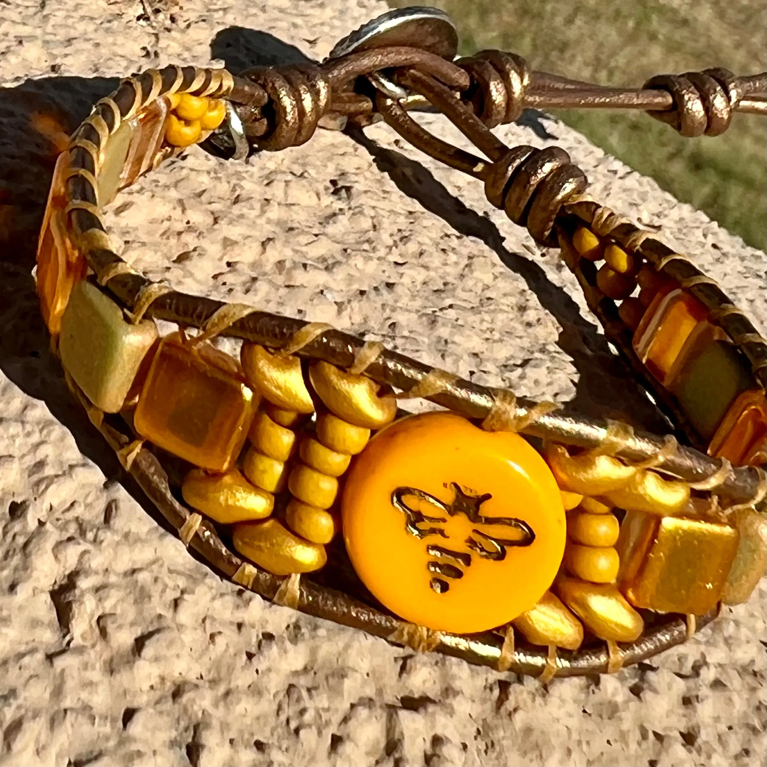 Beaded bee bracelet (Gold)