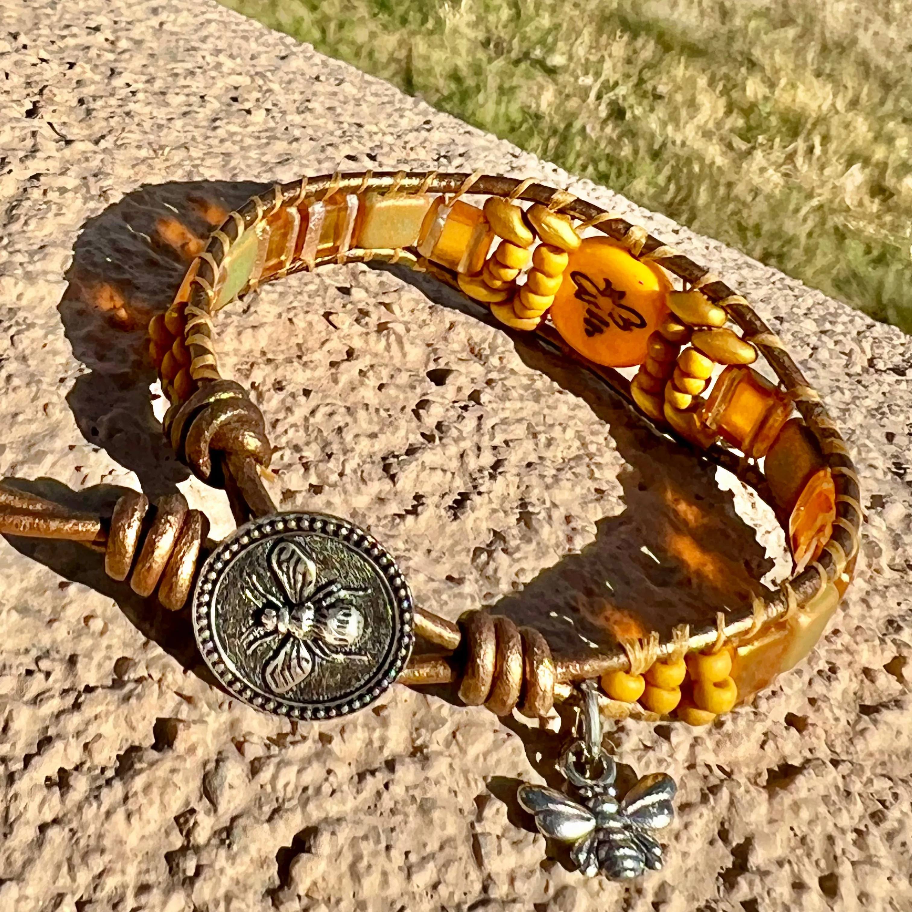 Beaded bee bracelet (Gold)