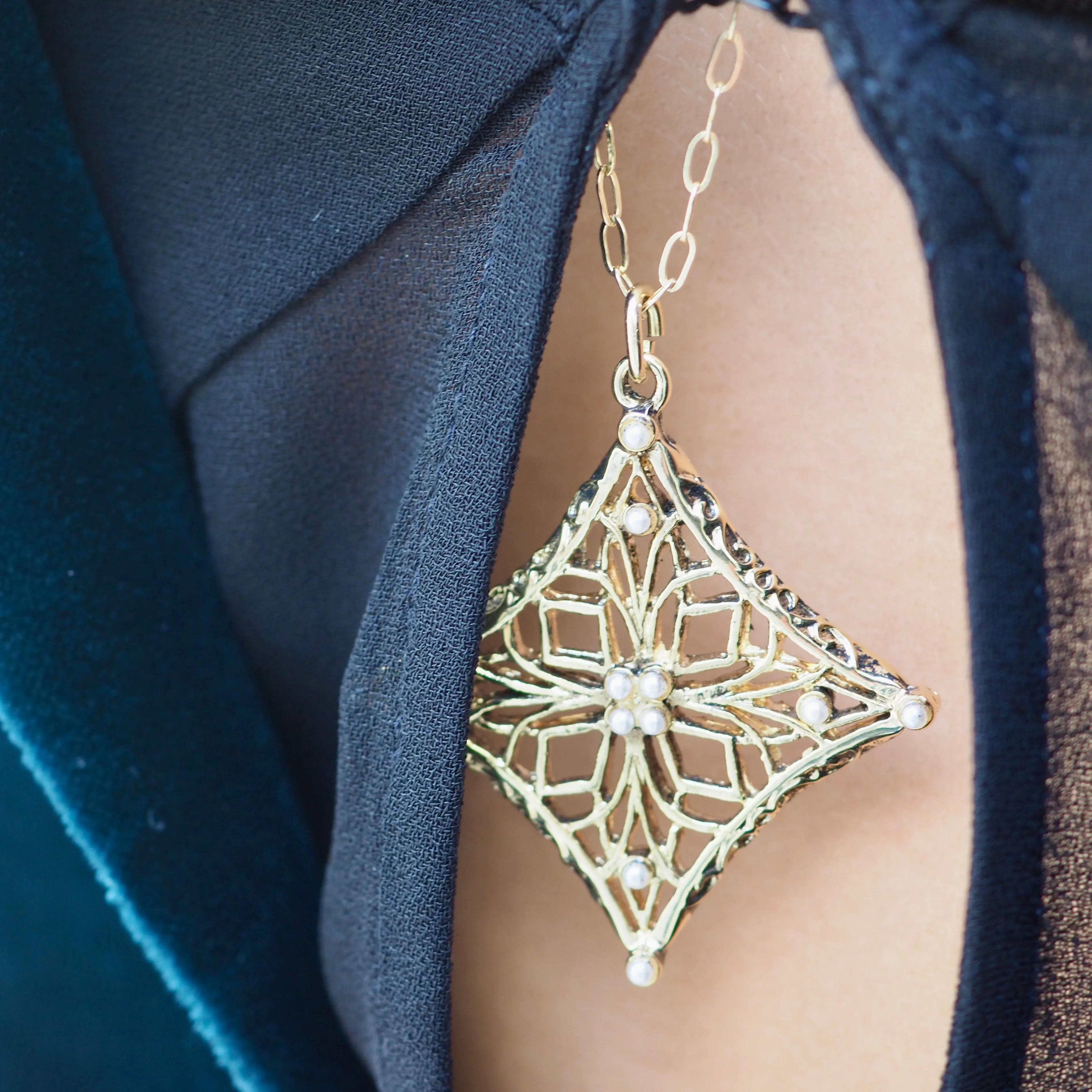 COLBEE DOUBLE FILAGREE STATEMENT  NECKLACE