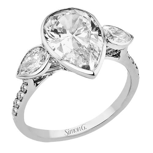 Engagement Ring in 18k Gold with Diamonds