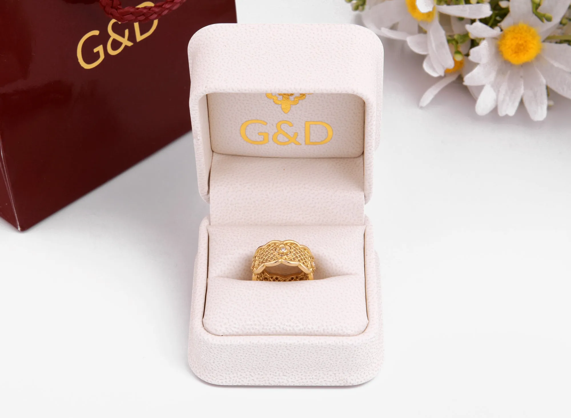 Statement Wedding Band Ring with Diamond Flowers in 18K Gold
