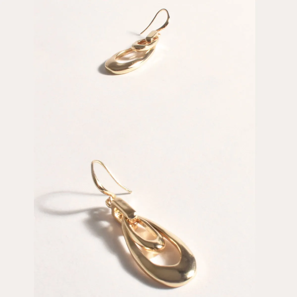 Sza Metal Loops Hook Earrings (Gold)