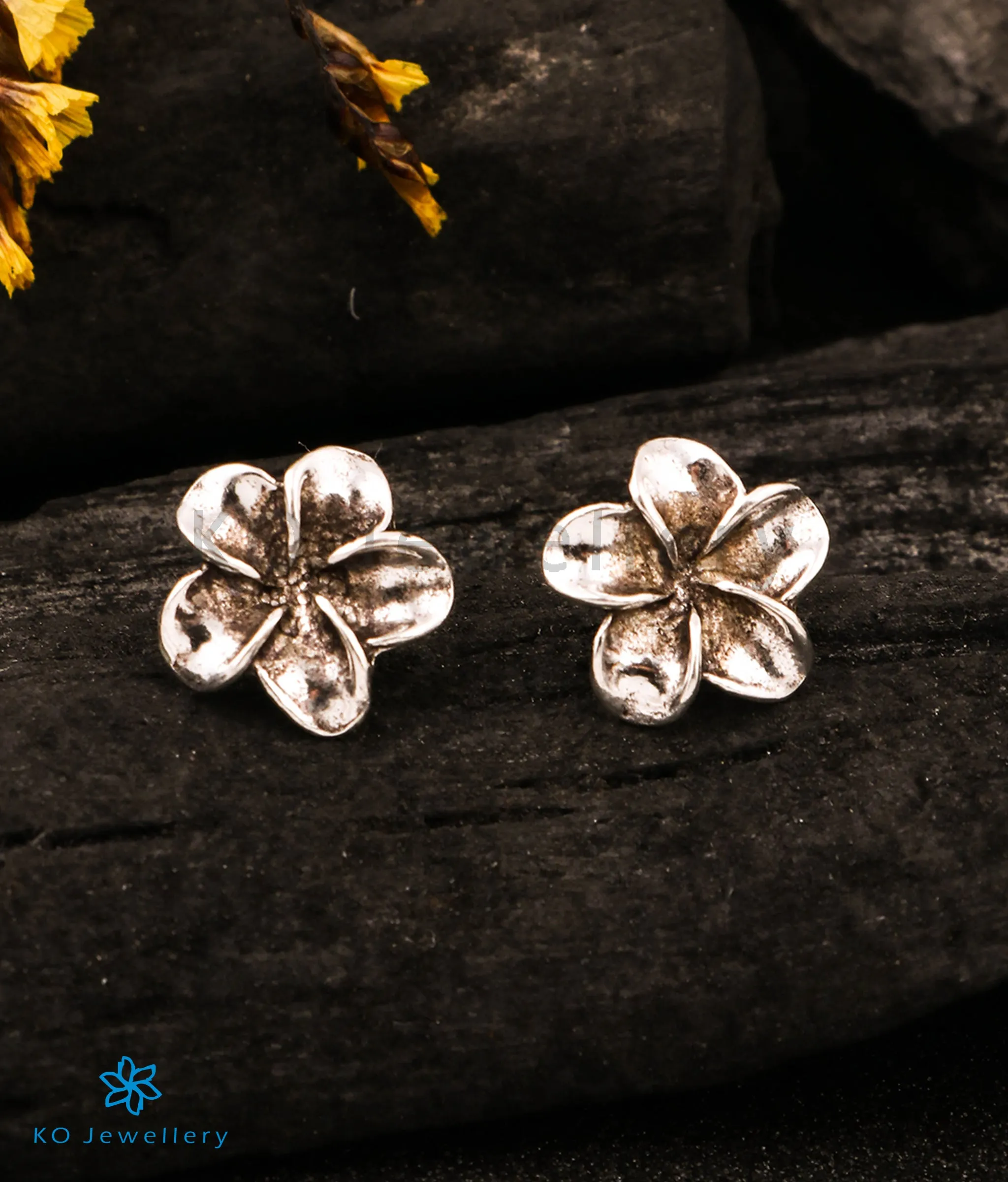 The Silver Fragipani Earstuds